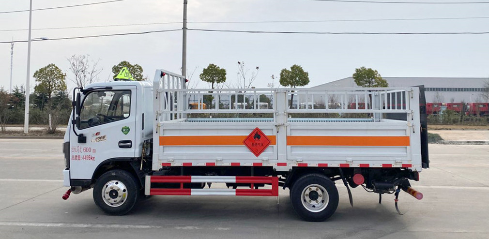 東風(fēng)4.1米貨廂氣瓶運(yùn)輸車 東風(fēng)4.1米貨廂氣瓶運(yùn)輸車