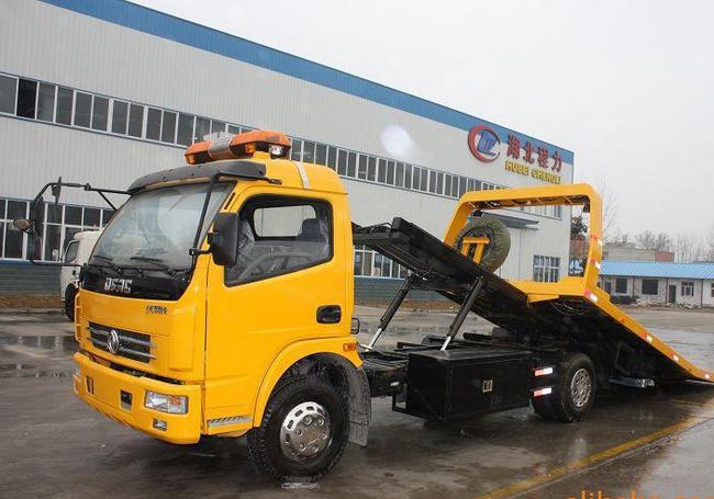 東風(fēng)多利卡國(guó)五一拖二清障車(chē)（帶吊機(jī)）