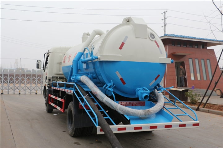 東風多利卡5方吸污車 東風多利卡5方吸污車