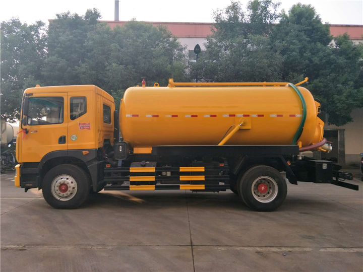 東風大多利卡D9吸污車 東風大多利卡D9吸污車