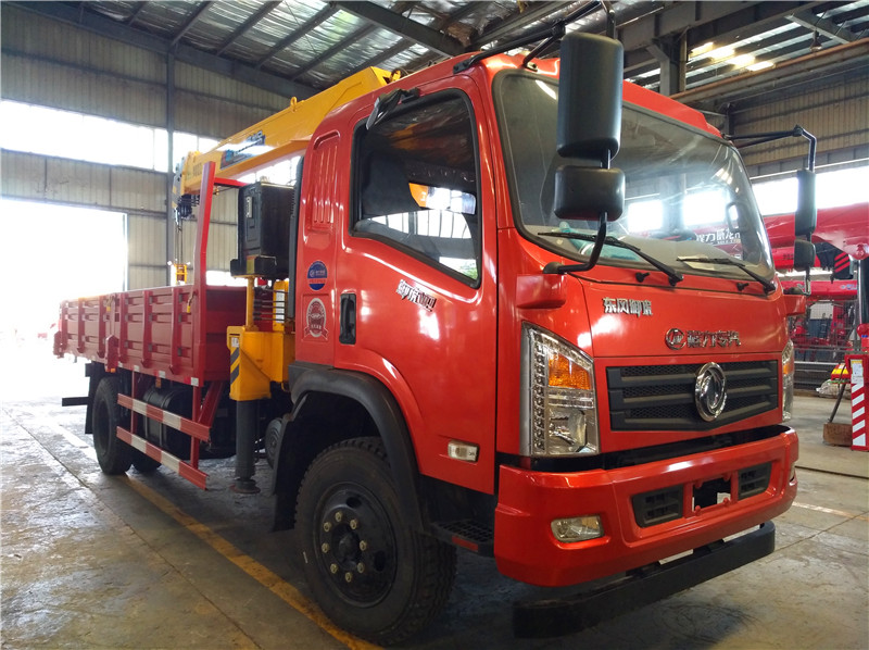 東風御虎6.3噸小黃牌隨車吊