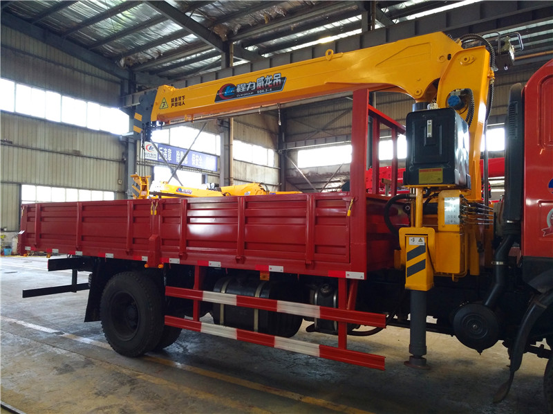 東風御虎6.3噸小黃牌隨車吊